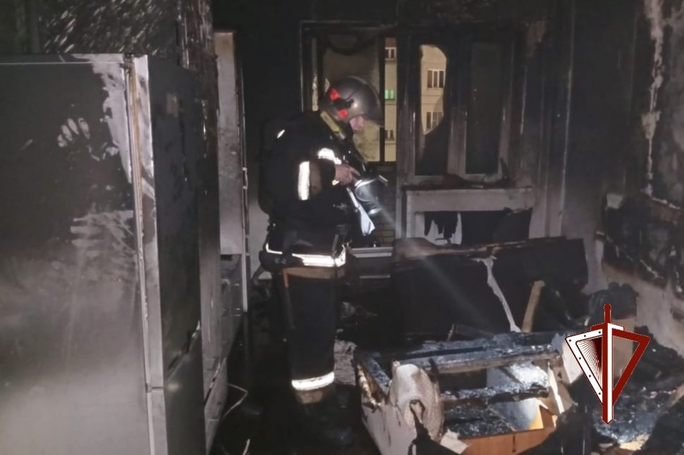 Архангельские росгвардейцы эвакуировали более 20 человек из дома, где произошел пожар